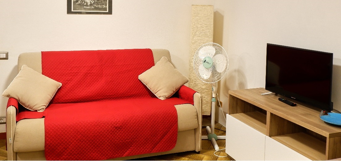 salotto con letto matrimoniale